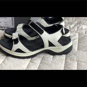 Ecco Yucatan 2.0
Size 39 sandals hardly worn
Very comfortable and easy Velcro